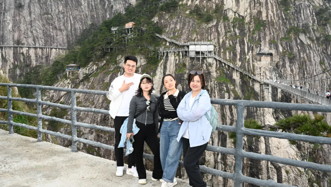 百乐博风管销售中心员工在安徽明堂山景区照片