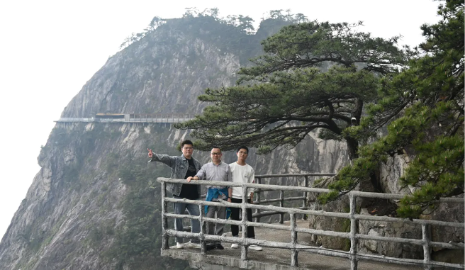百乐博风管销售中心员工在安徽明堂山景区照片