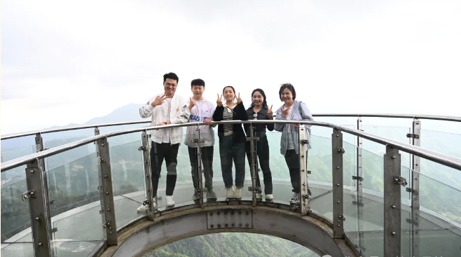 百乐博风管销售中心员工在安徽明堂山景区照片