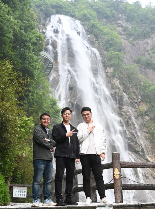 百乐博风管销售中心员工在安徽明堂山景区照片