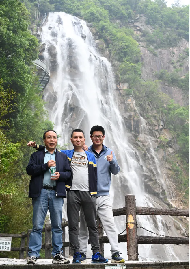 百乐博风管销售中心员工在安徽明堂山景区照片