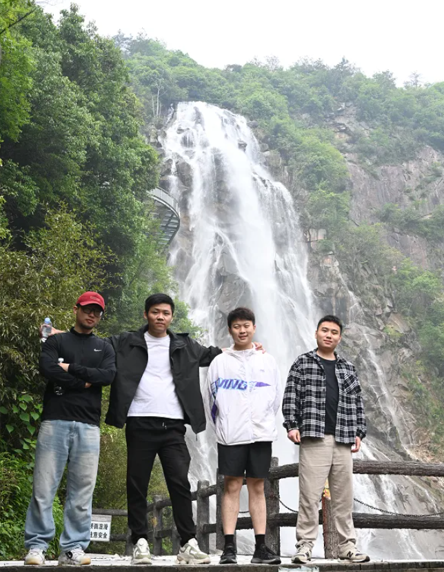 百乐博风管销售中心员工在安徽明堂山景区照片