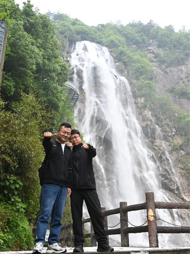 百乐博风管销售中心员工在安徽明堂山景区照片